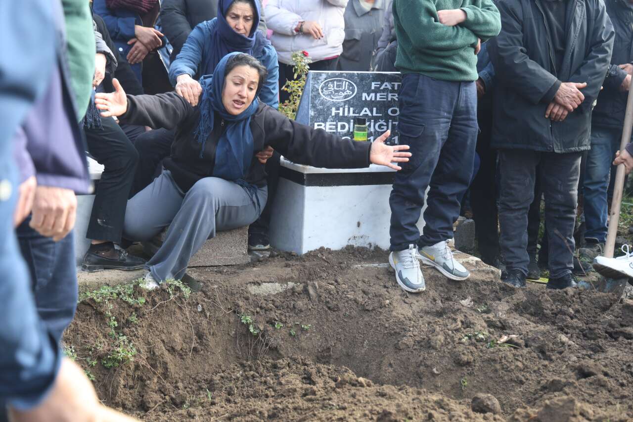 Ablasının öldürdüğü 17 yaşındaki Eylül gelinliğiyle toprağa verildi 5